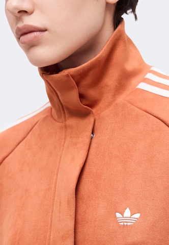 ADIDAS ORIGINALS Välikausitakki 'Adilenium Season 6' värissä punainen