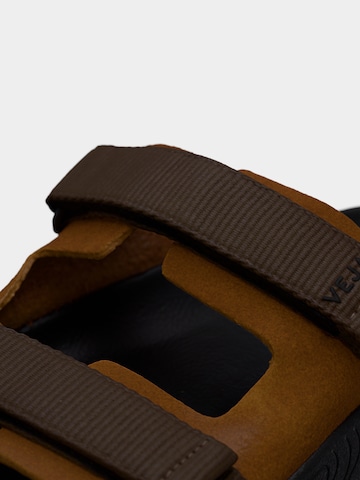 Veja - Sapato aberto 'Arpoador' em castanho