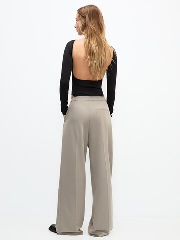 Wide leg Pantaloni cutați de la Pull&Bear pe bej