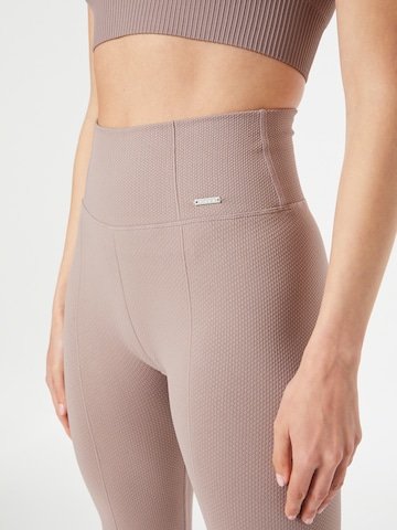 Skinny Pantaloni sportivi di aim'n in lilla