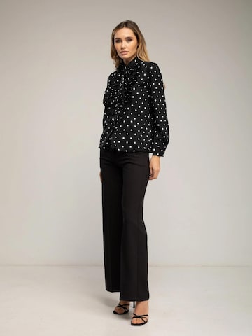 Camicia da donna 'Blusa de lunares con volantes en el pecho. (NEGRA)' di Tantra in nero