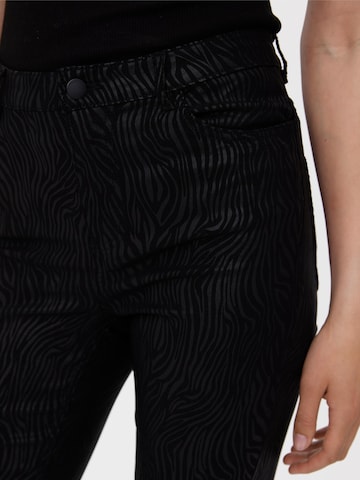 Skinny Pantaloni 'SOPHIA' de la Vero Moda Petite pe negru