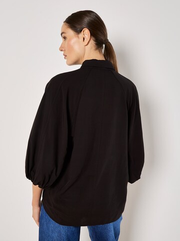 Apricot Blouse ' ' in Zwart