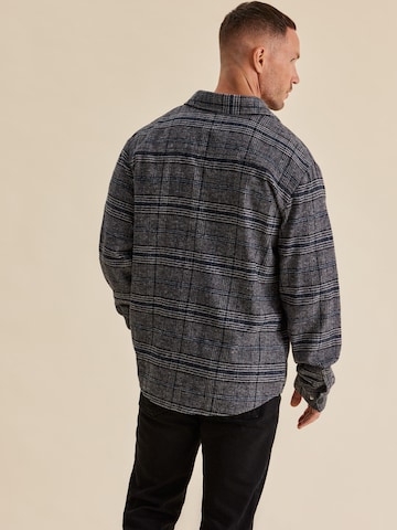 DAN FOX APPAREL جينز مضبوط قميص 'Nevio' بلون رمادي