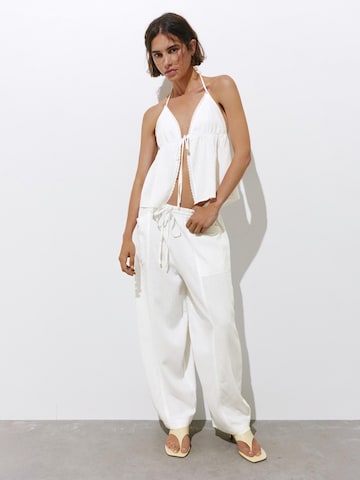 Pull&Bear Широки крачоли Панталон 'PACIFIC' в бяло