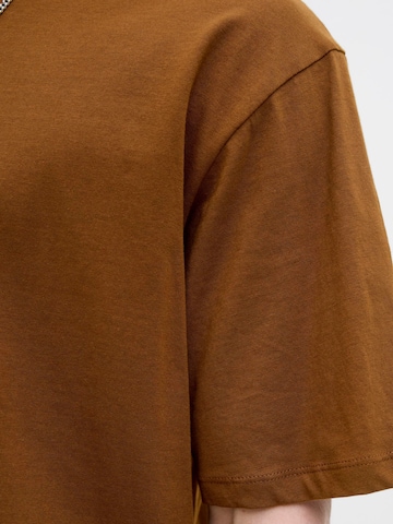 T-Shirt 'JJEBRADLEY' Jack & Jones Plus en marron