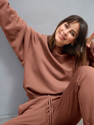 Sweat-shirt 'Haven' A LOT LESS en marron : devant