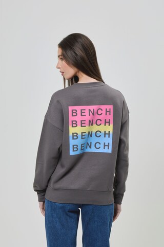 BENCH Sweatshirt in Grau: Vorderseite