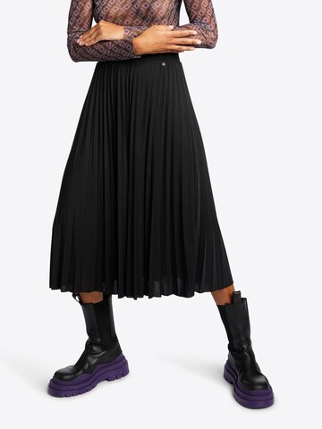 Rich & Royal Skirt in Black: front