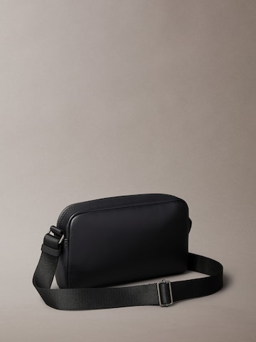 Geantă de umăr de la Calvin Klein pe negru