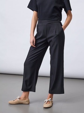 SISTERS POINT - Loosefit Pantalón plisado 'GREAT' en azul: frente