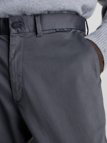 Calvin Klein Slimfit Chinohose in Grau