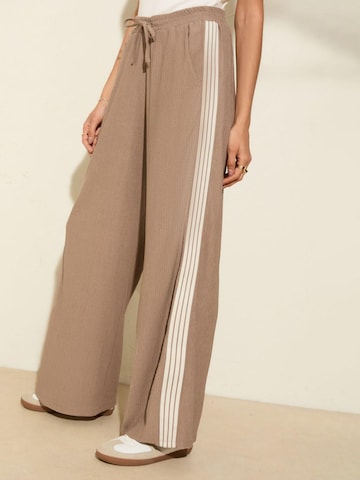 Wide leg Pantaloni di Friends Like These in marrone