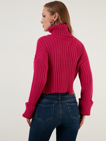 Pullover di LELA in rosa