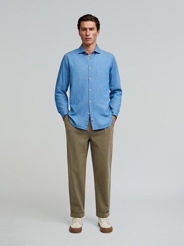 Coupe regular Chemise 'Foster' Scalpers en bleu : devant