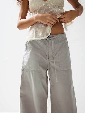 Pull&Bear Baggy Housut värissä harmaa