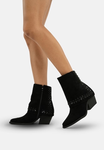 Salinyang Booties in Black