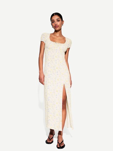Robe d’été Bershka en beige : devant