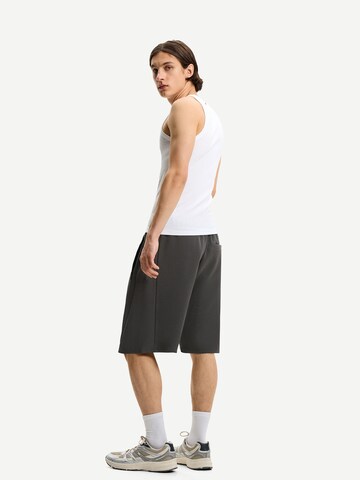 BershkaLoosefit Hlače - crna boja