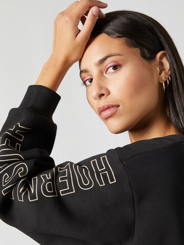 Hoermanseder x About You Sweatshirt 'Maxi' in Schwarz