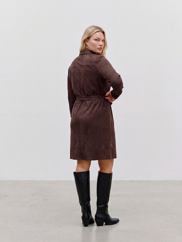 Vero Moda Curve - Vestido camisero 'VMCKatty' en marrón
