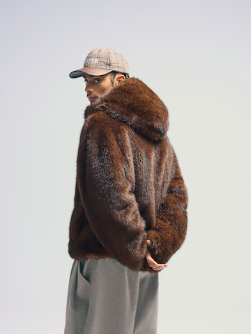 Bershka Kurtka przejściowa w kolorze brązowy