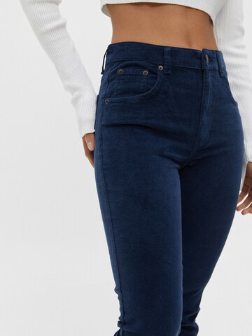 Pull&Bear Flared Jeans in Blauw