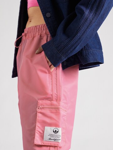 ADIDAS ORIGINALS Tapered Cargobroek 'Nylon Utility' in Roze