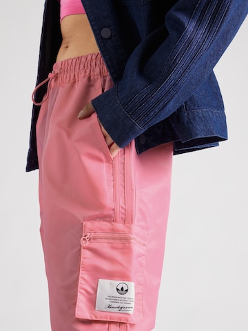 Effilé Pantalon cargo 'Nylon Utility' ADIDAS ORIGINALS en rose