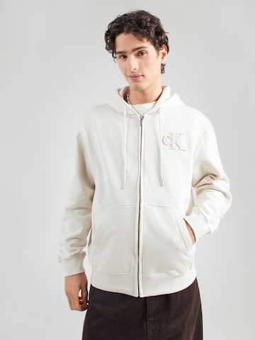 Calvin Klein Jeans - Sudadera con cremallera en blanco: frente