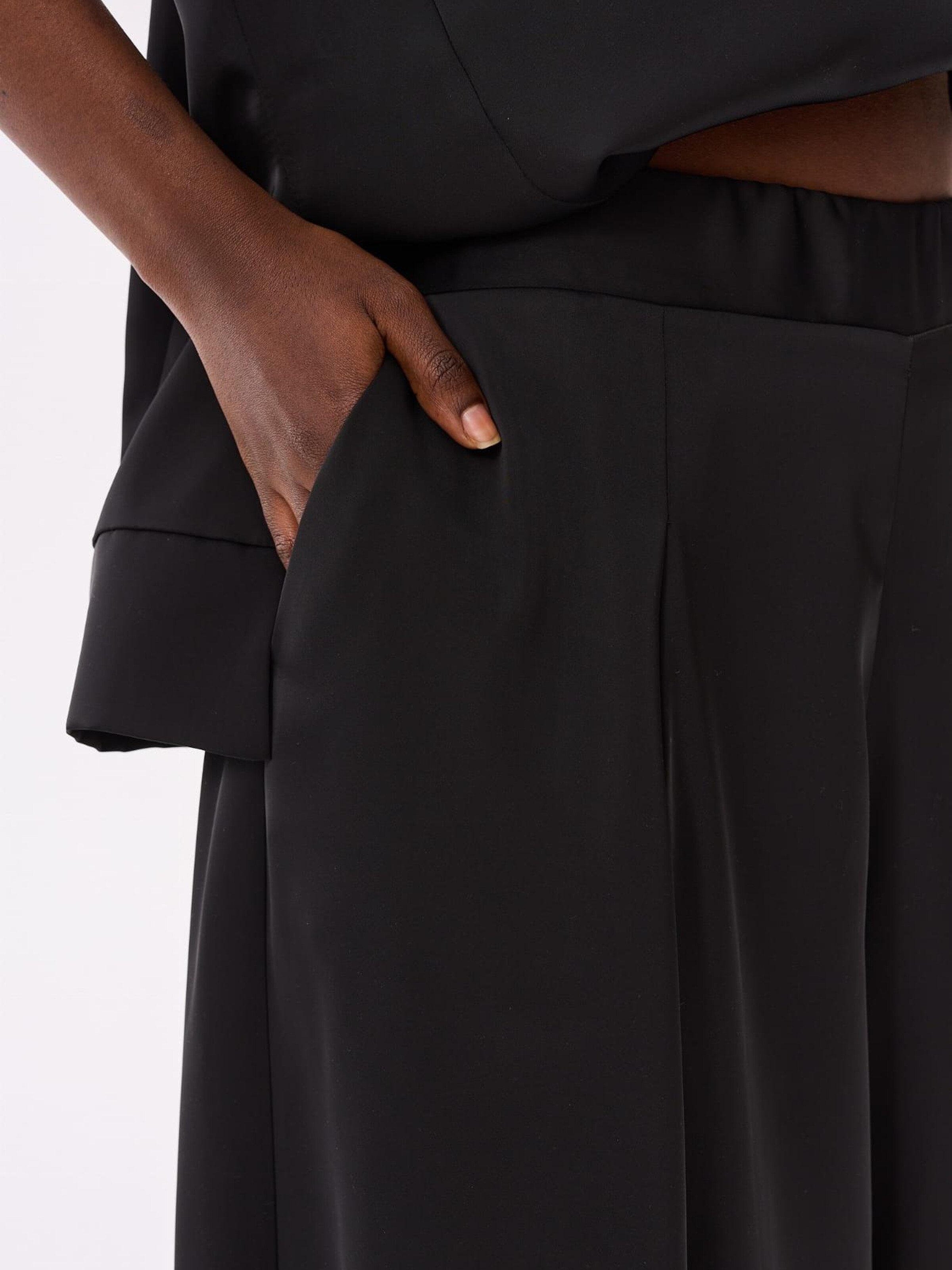 Blue Shadow Wide Leg Hose‌ in Schwarz