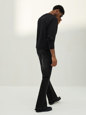 Bershka Rozkloszowany krój Jeansy w kolorze czarny