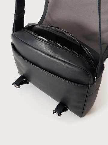 Messenger de la Calvin Klein pe negru