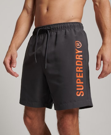 Shorts de bain Superdry en gris : devant