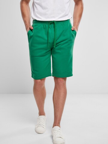 Urban Classics Regular Pants in Green: front