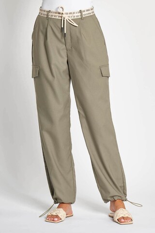 Zhrill Regular Cargo Pants in Green: front