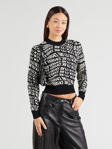 Pulover de la Versace Jeans Couture pe negru: față