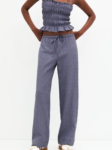 Pull&Bear Regular Trousers in Blue: front