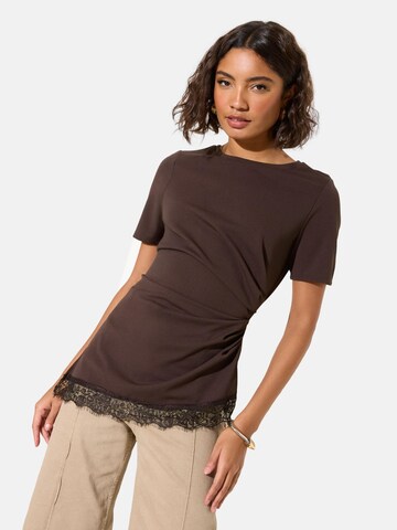 Friends Like These Blouse in Bruin: voorkant