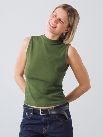 Top di Honest Basics in verde