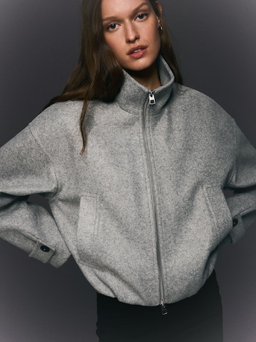 Bershka Преходно яке 'CAZADORA' в сиво: отпред