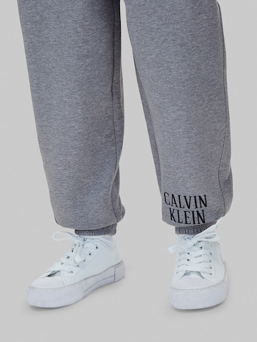 Calvin Klein Jeans Baggy Sporthose in Grau