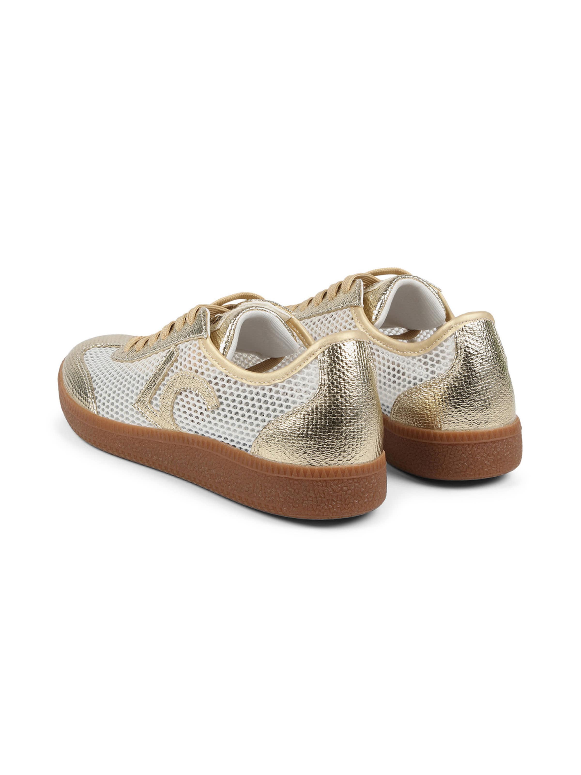 Sneaker low de la Lola Casademunt pe alb