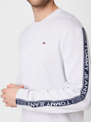 Tommy Jeans Sweater in Grey