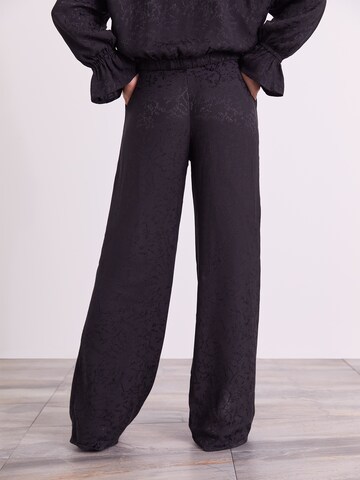 ABOUT YOU x Iconic by Tatiana Kucharova Lużny krój Spodnie 'Vicky' w kolorze czarny