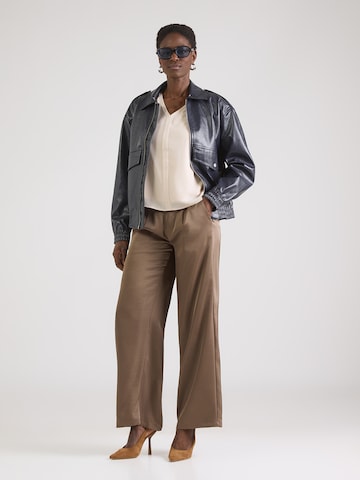 Tricou de la COMMA pe alb