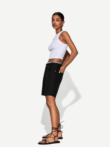 Bershka Regular Shorts in Schwarz