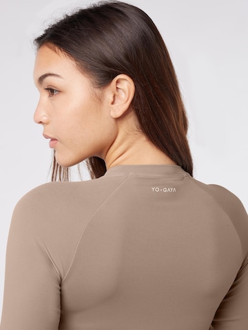 YO-GAYA Sporttop in Beige