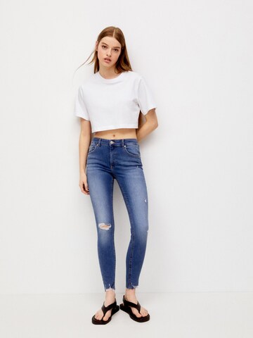 Skinny Jeans de la Pull&Bear pe albastru: față