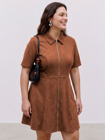 Abito camicia 'VMCVilja' di Vero Moda Curve in marrone: frontale
